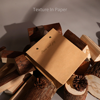 Sacs en papier kraft faits main personnalisés avec poignée en ruban et estampage à chaud doré de luxe, MOQ 1 pièce, pour l'emballage de marques d'artisanat et de vêtements