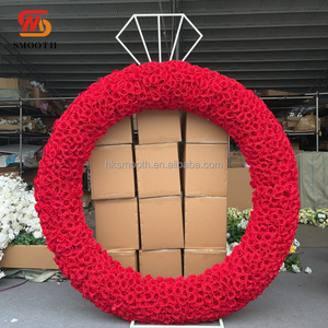 Décoration de mariage et de demande en mariage pour la Saint-Valentin, toile de fond florale en roses ivoire avec anneau de fleurs en diamant et éclairage - Product Image 5