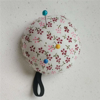 Coussin à épingles motif fleurs champêtres avec sangle élastique pour poignet, en tissu et coton, 3x6cm, coloré, tricoté à la main