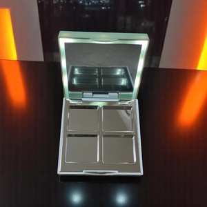 พาเลทอายแชโดว์แบบมีแสง - Product Image 1