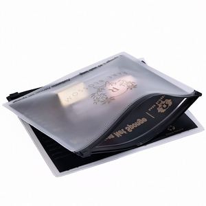Sac à fermeture éclair en PVC givré avec logo imprimé, sac à maquillage transparent en plastique avec fermeture éclair pour l'emballage, personnalisez votre propre logo, vente en gros - Product Image 1