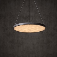 Lustre en marbre circulaire espagnol naturel en cuivre personnalisé pour salle à manger, style moderne et luxueux, avec éléments en albâtre