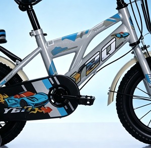 Vélo pour enfant avec roues auxiliaires, panier arrière, cadre en acier, motif racing cool, vélo à pédales pour bébé - Product Image 4