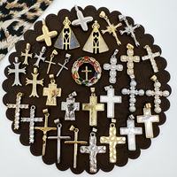 Pendentif religieux de collection en or 18 carats plaqué or, avec figurine traditionnelle du Corps de Jésus texturée et médaillon de Guadalupe incrusté de zircons cubiques