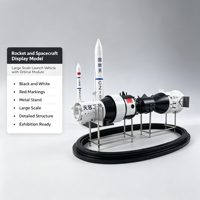 Modèle d'exposition combiné fusée et vaisseau spatial avec modules noir et blanc, marquages rouges, détails bleus et support métallique