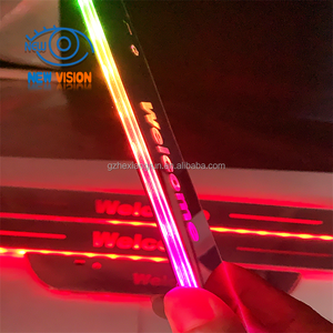 <span class=keywords><strong>Luci</strong></span> di Benvenuto per <span class=keywords><strong>Auto</strong></span> a Doppia Funzione: Proiettore Logo Personalizzato + Battitacco LED RGB in Acrilico con Ricarica USB - Product Image 2