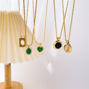 <span class=keywords><strong>Collier</strong></span> en acier titane plaqué or 18 carats, avec onyx noir géométrique rond effet œil de <span class=keywords><strong>chat</strong></span> ; fermoir ovale vert en forme de cœur et turquoise - Product Image 1