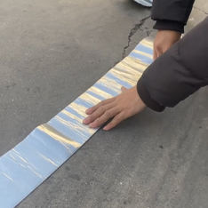 เทปกันน้ำแบบมีกาวในตัวชนิดบิทูเมน ทน<span class=keywords><strong>ความ</strong></span><span class=keywords><strong>ร้อน</strong></span>สำหรับงานอุตสาหกรรม หนา 0.7 มม. 0.8 มม. ผลิตตามแบบ OEM เหนียวแน่นพิเศษ เสริมด้วยฟอยล์อะลูมิเนียมสำหรับงาน<span class=keywords><strong>หลังคา</strong></span> - Product Image 3