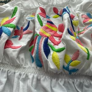 Top Corto de Verano 2025 para Mujer, Diseño OEM, Bordado, Ajustado, de Manga Larga y Hombros Descubiertos - Product Image 4