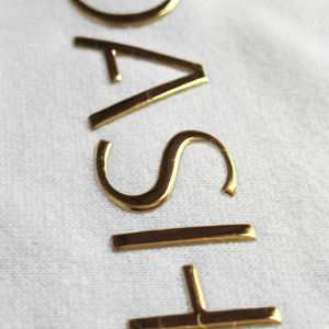 Заводская оптовая цена, пользовательский значок одежды, высокочастотный логотип, термоплавкий клей, золотые буквы для ткани - Product Image 1