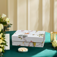 Boîtes cadeaux pliables de luxe personnalisées Aimant blanc à rabat gaufrage estampage ruban noir Aimant blanc de luxe personnalisé plastification mate