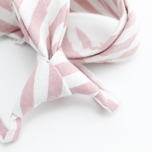 เนคไทสำเร็จรูปสำหรับนักเรียน ขายส่ง สีขาว สายรัดแน่น ปลอดภัย สีชมพูอ่อน ลายทาง ผ้าฝ้าย สำหรับเด็กชายและเด็กหญิง ระดับประถม - Product Image 2