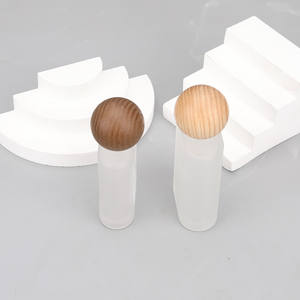 بيع بالجملة لعبوات عطر زجاجية فاخرة مربعة ومسطحة مخصصة للنساء، سعة 30 مل و 50 مل، بلون ثلجي فارغة مع غطاء خشبي وعلبة - Product Image 6