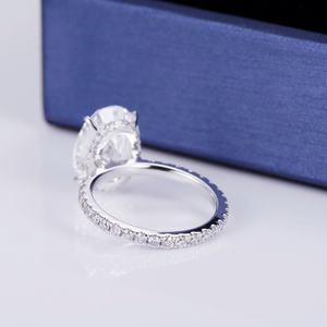 Anillo de Compromiso Messi Jewelry de Oro de 14K y 18K con Diamante Cultivado en Laboratorio de Corte Ovalado de 5 Quilates y Halo Oculto - Product Image 5