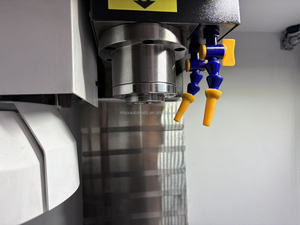 Fresadora Vertical de Tres Ejes VMC-215, Centro de Mecanizado de Sobremesa, Control DELEM, 220V, Motor Automático, Alta Precisión - Product Image 3