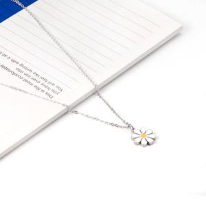 สร้อยคอแฟชั่นเคลือบทอง 18K PVD ดีไซน์เรียบง่ายประดับดอกเดซี่เคลือบเงา พร้อมจี้ห้อยโซ่สแตนเลสสำหรับผู้หญิงและเด็กผู้หญิง - Product Image 3