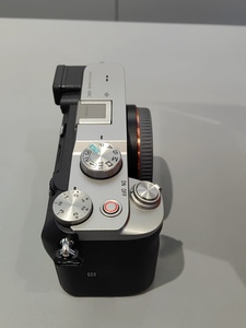 Cámara sin Espejo, Full-Frame, Sensor CMOS 4K, 24.2MP Efectivos, Estabilización Electrónica de Imagen, Batería Recargable, Pantalla >3 Pulgadas - Product Image 3