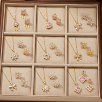 Parure de bijoux en acier inoxydable plaqué or PVD avec zircon rose, comprenant un collier pendentif flocon de neige, un nœud, un papillon et un carré, et des boucles d'oreilles clous