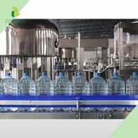 Machine de remplissage d'eau minérale liquide 3 en 1 entièrement automatique Ligne de production d'embouteillage PET d'eau potable