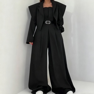 จั๊มสูทเปิดไหล่แบบไม่มีสายสำหรับผู้หญิง พร้อมเสื้อคลุมแบบแจ็คเก็ต - ชุดแฟชั่น 2 ชิ้น - Product Image 3