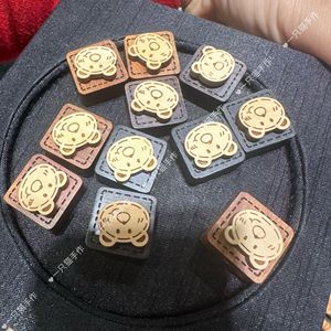 Cuentas de madera cuadradas con forma de oso giratorio y orificios pasantes para la fabricación de pulseras, accesorio coleccionable - Product Image 4