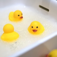 Mini-canard en caoutchouc personnalisé avec logo sur mesure, jouet de bain flottant sonore, canard sûr pour le jeu aquatique, idéal comme cadeau promotionnel ou souvenir