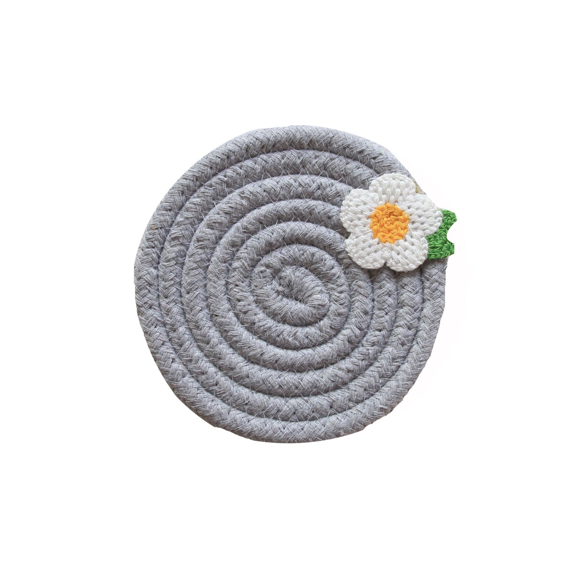 Alfombra de flores pequeñas gris-blanco