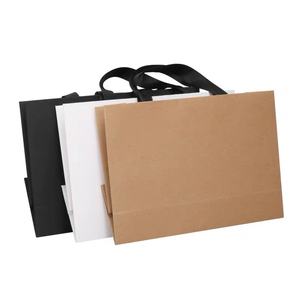 Bolsa de papel Logotipo impreso personalizado Ropa de lujo Compras Bolsas de papel Boutique Bolsa de regalo reciclable con asas de cuerda de cinta - Product Image 5