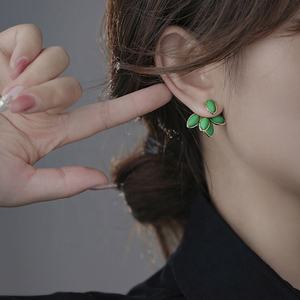 ต่างหูเงินแท้ S925 ชุบทอง ประดับเพทายสีเขียววินเทจ ลายเรขาคณิต ดีไซน์ใหม่ทันสมัย หรูหราเบาๆ สวยงาม โดดเด่นไม่ซ้ำใคร รูปทรงดอกไม้ - Product Image 2