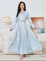 Robe élégante et moderne pour femmes musulmanes, style Dubaï, bleu clair brodé, idéale pour le quotidien et les fêtes