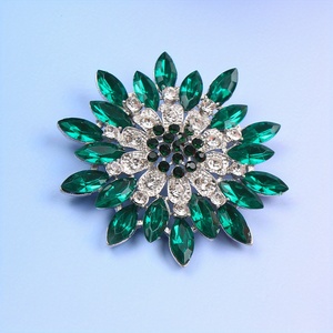 Broche florale créative avec pierres précieuses vertes et design magnifique - Product Image 3