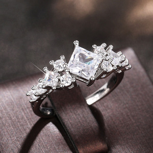 Anello con Moissanite Taglio Principessa e Halo, Elegante Gioiello Scintillante per Donne - Product Image 1