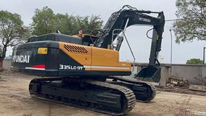 Excavatrice sur chenilles Hyundai 335LC-9T jaune, hydraulique, pour travaux de construction, machine lourde sur chenilles - Product Image 5
