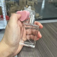 Bouteilles de parfum en verre transparent de haute qualité de 30 ml, forme carrée plate, bouchon à vis en forme de cœur rose avec boîte d'emballage