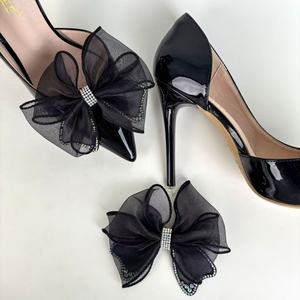 <span class=keywords><strong>Clip</strong></span> per Scarpe Staccabili - Eleganti Accessori per Scarpe con Fiocco in Organza Multistrato e Perle, Stile Dolce e Minimalista per Ragazze - Product Image 2