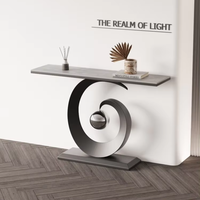 Console moderne italienne style Normcore, table de luxe décontractée et accessible, étroite pour entrée, murale, avec motifs métalliques, pour couloirs et portes