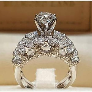 Anello H135 in Oro Bianco con Diamanti da Donna, Fidanzamento, Taglio Brillante Rotondo Naturale, Colore D, Pietra Principale e Pietre Laterali - Product Image 2