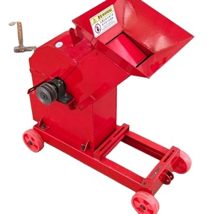 Concasseur à marteaux compact rouge avec moteur et roues pour le traitement de matériaux à petite échelle - Product Image 1