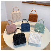 Sac de Soirée et Cadeau pour Femmes : Sac Fourre-Tout Mignon en Gros avec Motif Géométrique en V Gaufré, Poignée en Corde Torsadée et Cadre Métallique