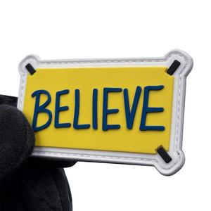 ป้าย PVC สีเหลืองตลกๆ ป้าย <span class=keywords><strong>BELIEVE</strong></span> เรืองแสงในที่มืด ป้ายโลโก้แบบนูน 3 มิติ ป้ายยาง PVC สำหรับเสื้อผ้า - Product Image 4