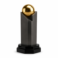 Trophée en verre et cristal avec fermoir, cornes foncées courbées autour d'une boule dorée, trophée sportif personnalisé pour les cadeaux de salon professionnel, les cadeaux de bienvenue