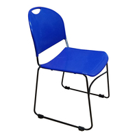 Chaise centrale empilable en plastique bon marché pour salle de formation scolaire avec table fournisseur d'usine