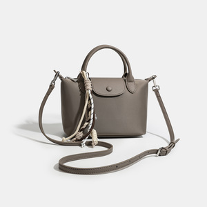 Sac à main bandoulière/porté croisé pour <span class=keywords><strong>femme</strong></span>, collection automne-hiver 2026, style mini, avec pompon, en nylon, fermeture à rabat, tendance et polyvalent, très populaire - Product Image 3