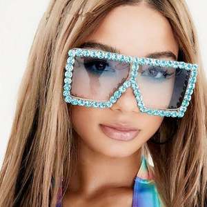 Lunettes de soleil carrées surdimensionnées en cristal avec logo personnalisé, grandes lunettes de soleil ornées de strass, lunettes de soleil surdimensionnées pour femmes, lunettes de soleil en diamant - Product Image 2