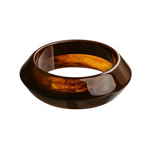 Bracelet rond en résine artisanale moderne avec motif personnalisé, bijoux légers et tendance - Product Image 1