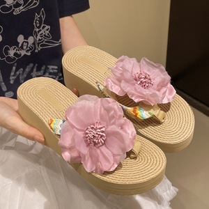 Nouvelles tongs compensées florales style féerique, en paille tressée, à semelle épaisse, sandales de plage d'été pour femmes - Product Image 1
