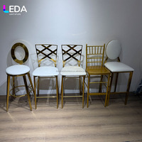 Tabouret haut en acier inoxydable doré LEDA, dossier en X, siège en cuir PU blanc pour la décoration d'événements de mariage