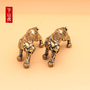 Portachiavi della tigre della fortuna in ottone vintage stile cinese a un ciondolo di auto cose buone accadono bancarelle all'ingrosso - Product Image 3