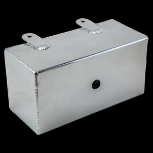 Pièces automobiles modifiées, réservoir d'eau en alliage d'aluminium poli 2L pour la mise à niveau et la rénovation des véhicules - Product Image 2