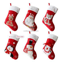 Chaussette de Noël en polyester rouge, brodée au point d'aiguille, avec appliqués de dessins animés vifs et captivants, pour cheminée